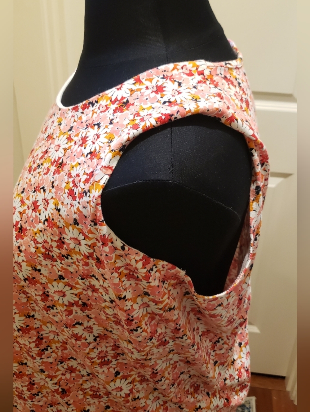 Liz Claiborn Floral Scoop Neck Tank Top in Pink Daisy Print - Picture 4 of 11